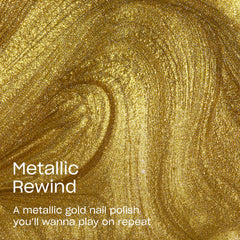 OPI Esmalte Metálico Dorado Rewind: manos en primer plano, brillo de alto impacto.