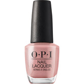 OPI Barefoot en Barcelona, aplicación suave para un acabado uniforme.