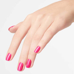 OPI La Paz-itively Hot acabado liso y sin rayas en cada capa.