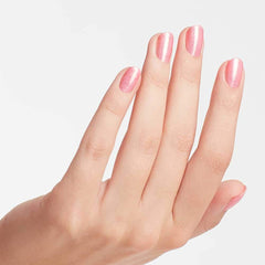 OPI Princesses Rule! uñas con acabado brillante y sin rayas.