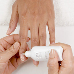 OPI ProSpa crema exfoliante aplicada en la uña, textura gel-crema para peeling suave.