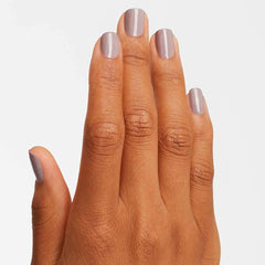 OPI Taupe-less Beach, durabilidad de hasta 7 días.