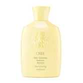 Oribe Alchemy Resilience Champú, botella vertiendo, limpieza suave y fortalecimiento del cabello.