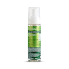 ORS mousse con pantenol hidratando el cabello durante el peinado