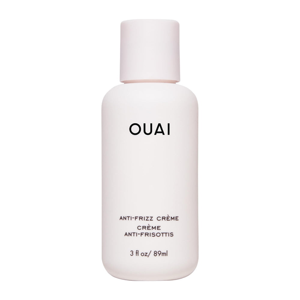 OUAI crema anti-frizz de viaje con una pulsación para control rápido del frizz.