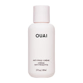 OUAI crema anti-frizz de viaje con una pulsación para control rápido del frizz.