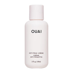 OUAI crema anti-frizz de viaje con una pulsación para control rápido del frizz.