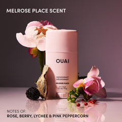Aplicación clara del desodorante OUAI Melrose Place sobre la piel.