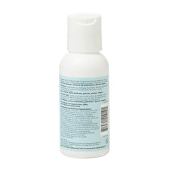 Ouidad Moisture Lock Leave-In: manos aplicando para facilitar deslizamiento y peinado suave.