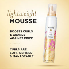 Definición suave con Pantene Curl Mousse para rizos.