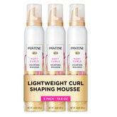 Pantene Curl Mousse controla el frizz para rizos definidos.