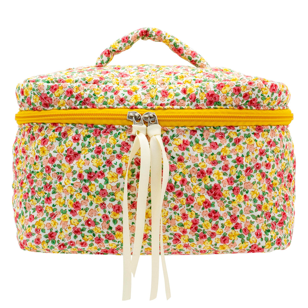 PAZIMIIK quilted makeup bag exterior adds subtle luxury on the go.
