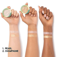 Aplicación suave de Physicians Formula en puntos altos para definir iluminación.