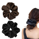 Coleta jumbo de satén negro de PIDOUDOU para cabello grueso, sujeción suave y elegante.