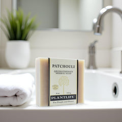 Plantlife Patchouli Bar Soap barra sobre mesa, cuidado diario de piel.