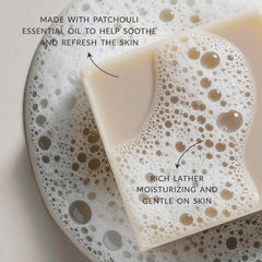 Plantlife Patchouli Bar Soap jabón en mano, hidratación suave para piel sensible.