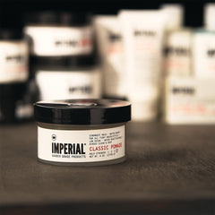 Imperial Barber Pomada Clásica: aplicación suave para peinado uniforme.