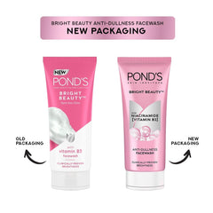 Aplicación de la espuma Pond's Belleza Blanca sobre piel mojada para limpieza.