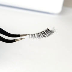 Pooplunch 3/4 short band lashes lift outer corners for a lifted look.