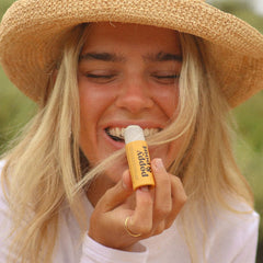 Poppy & Pout Ingredientes naturales: aceite de coco orgánico y cera de abejas.