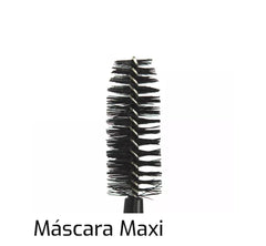 Prosa 4 IN 1 Maxi-Volume Mascara brush close-up shows precise application and fuller lashes.