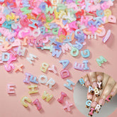 Quezadyl letras nail art 3D coloridas para decorar uñas con estilo.