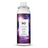 R+Co Outerspace botella de pulverización para fijar peinados sin residuos.