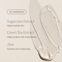 Textura cremosa de RAW SUGAR Green Tea Aloe Soother limpia sin irritar.