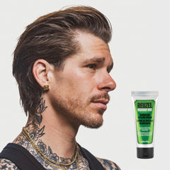 REUZEL Aplicación suave de crema hidratante para cabello.