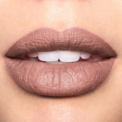 REVLON envase negro mate dorado, sensación premium para el neceser.