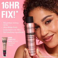 Revolution Beauty London Superfix niebla fijadora, enfoque en textura ligera para fijar maquillaje.