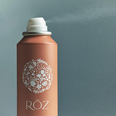 RŌZ Root Lift Spray close-up highlights mushroom root extract nourishing the strands.