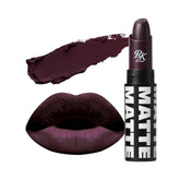 Ruby Kisses Lipstick Blackberry con aplicacion suave para un acabado mate de larga duración