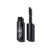 Saie Mini Mascara 101 en aplicación de pestañas para alargar con definición.