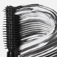 Saie Mini Mascara 101 cepillo pequeño en la punta para pestañas cortas.