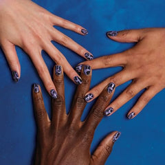 Uñas en uso con Nether, acabado suave para looks rápidos.