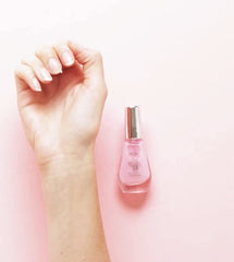 Reparación de uñas Sally Hansen alisa rugas con textura suave.