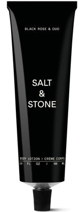 Salt & Stone loción corporal en botella con aroma Black Rose & Oud, hidratación intensa.