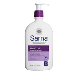 Loción Sarna Sensitive para prurito: botella visible y alivio suave en piel sensible.