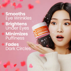 Aplicación suave de la crema SeoulCeuticals para uso diario alrededor de los ojos.