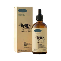 Sérum de sebo con retinol y micropéptidos dorados, botella con gotero para dosis precisas.