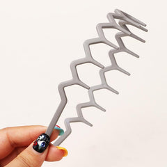 SHE LIAN Zigzag headband close-up shows wave teeth design for grip.