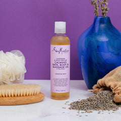 SheaMoisture Lavanda Orquidea, aplicación en manos que calma la piel seca.