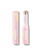 El SHEGLAM Crystal Jelly Glaze Stick proporciona sombra plateada con brillo duradero.