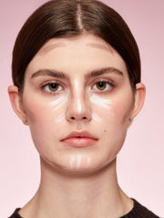SHEGLAM iluminador cremoso 2-en-1 para brillo suave.