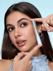 SHEGLAM Mascara alargadora con peine de tres hileras define cada pestaña.