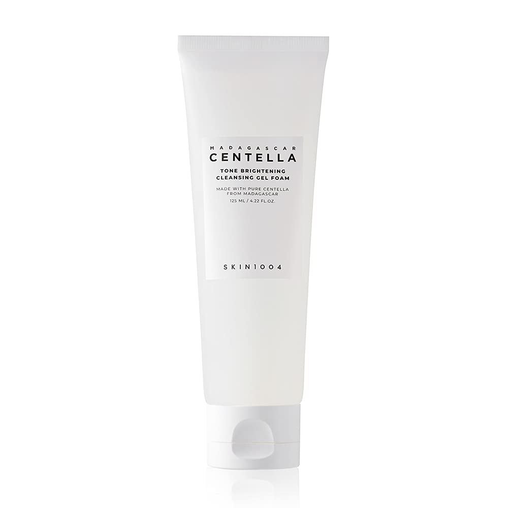SKIN1004 tono-brillante: botella frontal para una limpieza suave que preserva la hidratación.