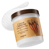 SKINFOOD Carrot Toner Pad aplicado en la mejilla para calma inmediata