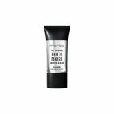 Smashbox Photo Finish suaviza líneas finas y poros para un acabado suave.
