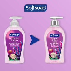 Espuma suave de Softsoap sobre las manos para limpieza diaria.